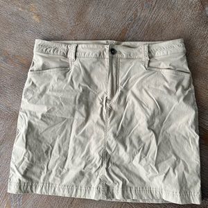 Eddie Bauer Beige Skort Sz 12 Waist 35” length 17” pocket 96% nylon 4% spandex